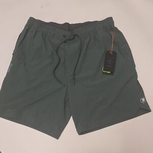 NWT Men's Roark "Serranos 7" Active Stretch Short" in Forrest Green. Size Medium